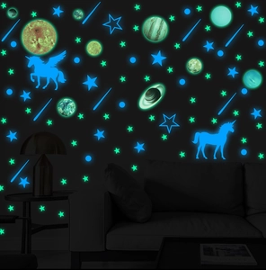 Stickers muraux lumineux avec étoiles licornes et planètes dans une chambre sombre