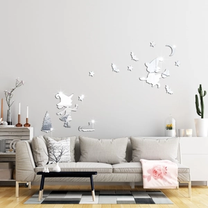 Silberne Acryl-Wandaufkleber mit Hexen- und Mondmotiven in einem modernen Wohnzimmer