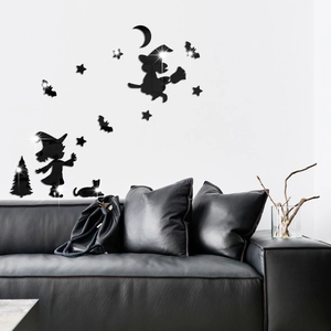 Detail von Halloween Spiegel-Wandstickern mit Hexe und Fledermäusen auf weißer Wand