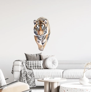 Sticker mural tigre 3D réaliste affiché au-dessus d'un canapé blanc dans un salon