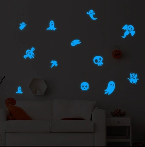 Autocollants fantômes bleus lumineux sur mur de salon pour décoration d'Halloween