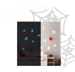 Autocollants muraux fantômes d'Halloween montrant l'effet de jour et de nuit