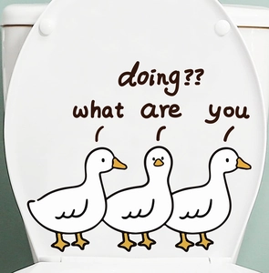 Makroaufnahme wasserdichter Enten-Aufkleber mit lustigem Spruch auf dem Toilettendeckel