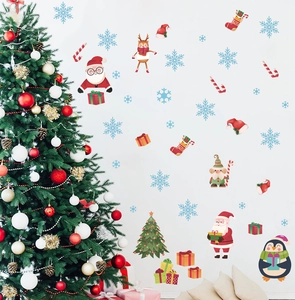 Détails d'autocollants muraux de Noël avec Père Noël et renne sur un mur blanc immaculé