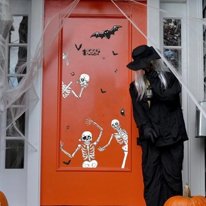 Halloween Aufkleber mit Cartoon Skelett und Fledermäusen auf einer roten Tür