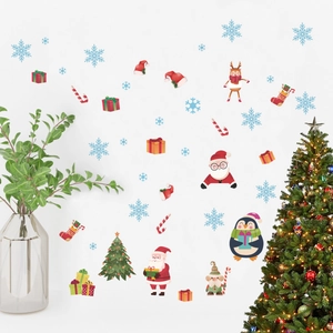 Stickers de Noël avec Père Noël, rennes et flocons de neige sur un mur blanc épuré