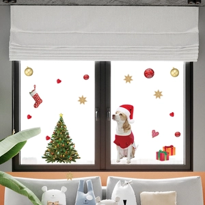 Stickers de Noël pour fenêtres avec chien festif, sapin et boîtes de cadeaux colorées