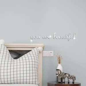 Détail du sticker mural miroir 3D en acrylique affichant le texte 'you are beautiful'