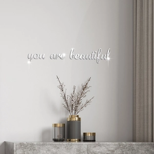 Détail de sticker mural miroir acrylique argenté avec citation You Are Beautiful pour décor
