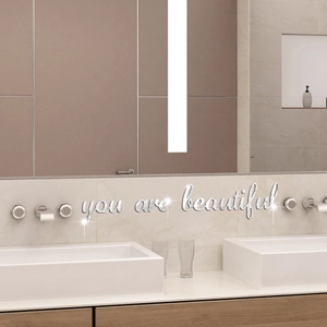 Détail du sticker mural miroir acrylique argenté avec citation You Are Beautiful