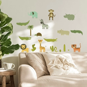 Leuchtende Tier-Wandaufkleber mit Löwe, Giraffe und Elefant in einem gemütlichen Raum
