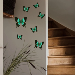 Dettaglio di farfalle 3D fluorescenti per pareti nei colori verde brillante e nero
