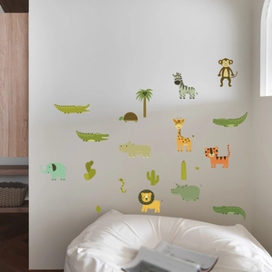 Details der Cartoon-Tier-Wandaufkleber mit Tiger und Löwe in einem Kinderzimmer-Ambiente