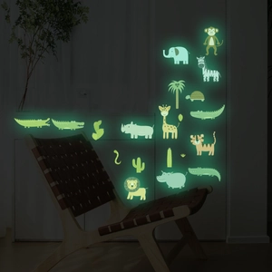 Leuchtende Dschungeltier-Wandaufkleber zeigen Löwe und Giraffe nachts im dunklen Kinderzimmer