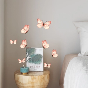 Détail de stickers muraux papillon 3D lumineux avec des textures réalistes en chambre