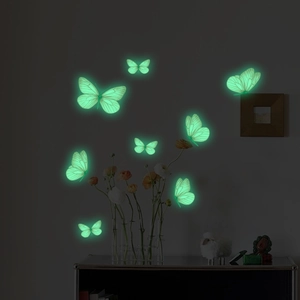 Vue détaillée de stickers muraux papillons lumineux brillant dans le noir pour décor