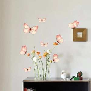Vue détaillée de papillons adhésifs roses avec textures sur un mur blanc de salon épuré