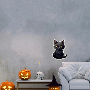 Dettaglio di un adesivo murale gatto di Halloween con occhi gialli su una parete grigia