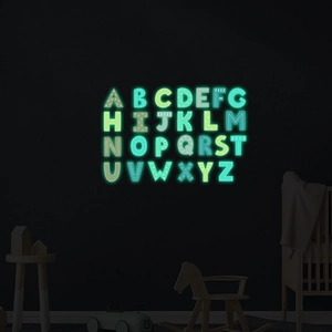 Stickers muraux alphabet A-Z lumineux avec lueur fluorescente verte dans une chambre d'enfant