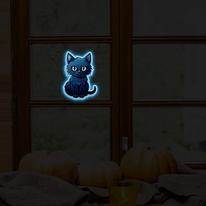 Adesivo murale gatto luminoso con effetto neon blu su una finestra scura decorata