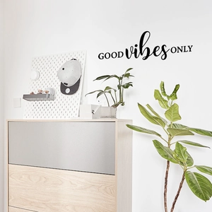 Sticker mural noir minimaliste Good Vibes Only pour décoration de salon moderne