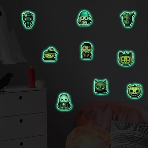 Stickers muraux Halloween lumineux avec citrouilles et monstres fluorescents dans une chambre