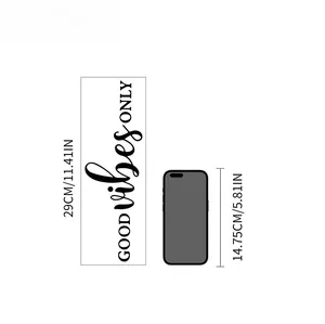 Comparaison de taille du sticker mural 'GOOD vibes ONLY' de 29cm avec un téléphone