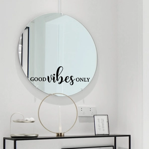 Sticker mural miroir circulaire moderne avec inscription GOOD vibes ONLY dans un style nordique