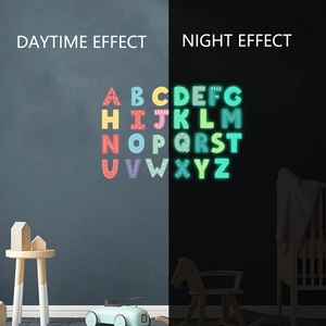 Stickers muraux alphabet lumineux montrant l'effet de couleur jour et de lueur nuit