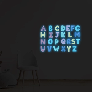 Vue de 26 stickers muraux alphabet lumineux aux couleurs macaron dans une chambre d'enfant