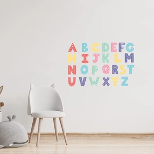 Gros plan de stickers muraux alphabet A-Z aux tons macaron pour chambre d'enfant