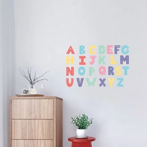 Vue détaillée des autocollants muraux alphabet colorés avec motifs décoratifs sur mur