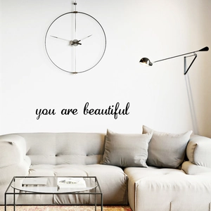 Minimalistischer 'you are beautiful' Wandaufkleber aus schwarzem Vinyl im Wohnzimmer