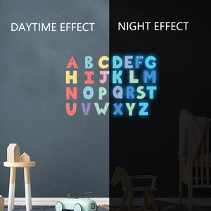 Stickers muraux 26 lettres de l'alphabet avec effet lumineux bleu jour et nuit pour enfant