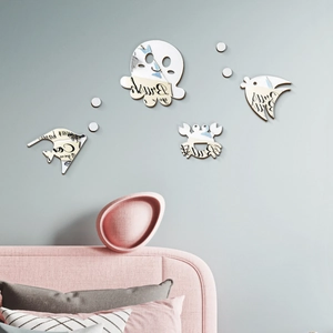Détail de stickers muraux miroir 3D d'animaux marins sur un mur de chambre d'enfant