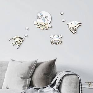 Détail des stickers muraux miroirs 3D créatures marines argentées dans une pièce moderne