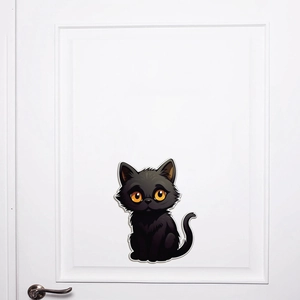 Süßer schwarzer Katzen-Wandsticker mit gelben Augen auf weißem Holztür-Dekor