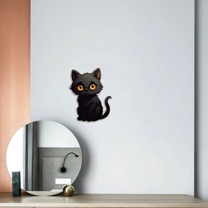 Süßer schwarzer Katzen-Wandaufkleber mit orangefarbenen Augen auf weißer Wand