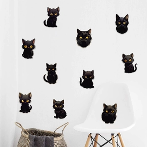 Schattige zwarte kat muurstickers voor Halloween decoratie met gele ogen op een witte muur