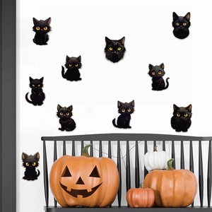 Detail van zwarte kat muurstickers met gele ogen op een witte muur en pompoen decor