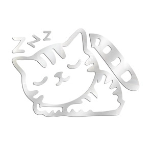 Détail d'un autocollant mural en acrylique miroir argenté avec chat endormi et ZZZ