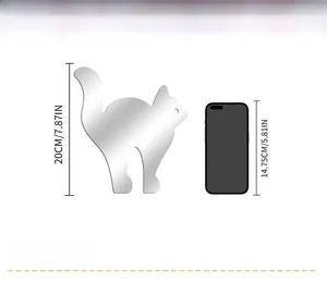Comparaison de taille entre le sticker miroir chat argenté et un smartphone