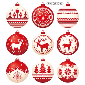 Neunteiliges Set Weihnachtsanhänger in Rot und Weiß mit Rentier- und Schneeflockenmotiven