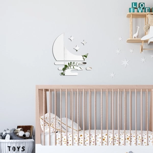 Nahaufnahme der Spiegel-Acryl-Wandsticker Mond und Sterne in einem gemütlichen Kinderzimmer