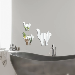 Stickers muraux miroir chat en acrylique sur un mur de salle de bain gris près de baignoire