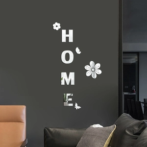 Vue macro de l'autocollant mural miroir acrylique HOME avec fleurs et papillons décoratifs