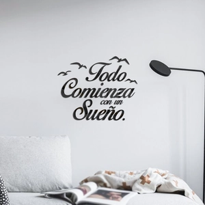 Detail of 3D acrylic wall sticker with birds and Spanish quote Todo Comienza con un Sueño
