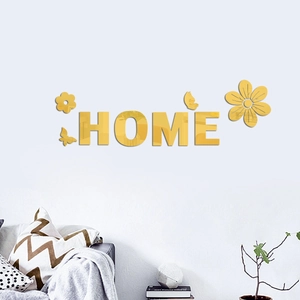 Stickers muraux HOME miroir acrylique doré 3D avec fleurs et papillons dans un salon moderne