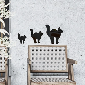 Lot de 3 stickers muraux chat en acrylique noir minimaliste sur un mur gris moderne