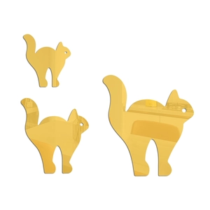 Détail de trois stickers muraux en acrylique doré avec effet miroir de chat